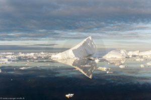 Iceberg au coucher de soleil - île Pleneau (Péninsule Antarctique)