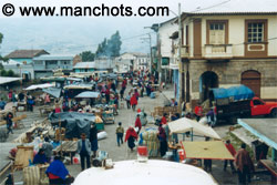 Traversée de marché en train (Equateur)