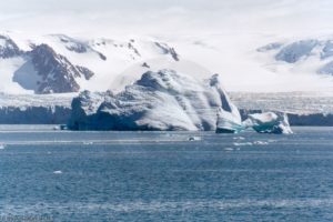 Iceberg et glacier de l’île du Roi-George île Penguin (îles Shetland du Sud)