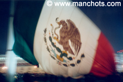 Drapeau mexicain sur le Zocalo (place principale) Mexico - Mexique